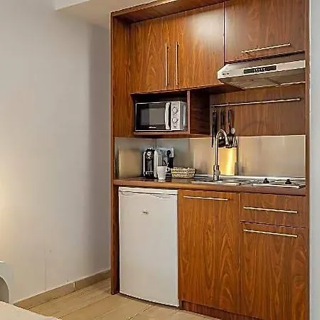 Hotel Ginosi Basics Centric Apartel Castelldefels