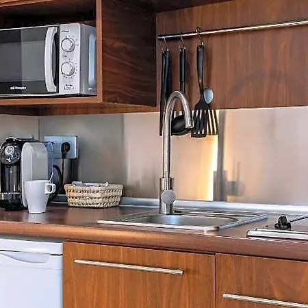 Ginosi Basics Centric Apartel Hotel 4*